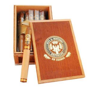 Hoyo de Monterrey Reposado en Cedros Liso